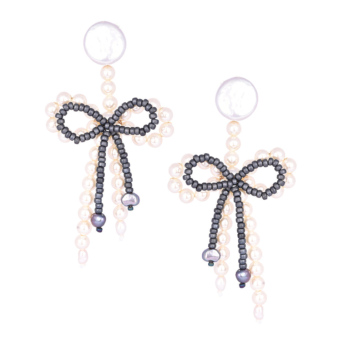 Stud earrings beaded in double bow